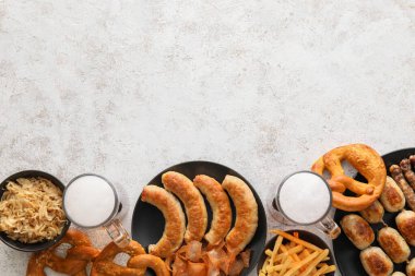 Kupalar dolusu soğuk bira, Bavyera sosisi tabakları ve hafif arka planda atıştırmalıklar. Ekim Festivali Kutlaması