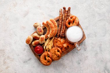 Bir kupa soğuk bira, tahta tahta tahta, yanında Bavyera sosisi ve hafif arka planda atıştırmalıklar. Ekim Festivali Kutlaması