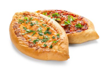 Beyaz arka planda lezzetli Türk Pide Pizzası