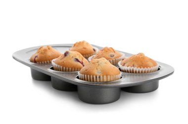 Beyaz arka planda lezzetli yaban mersinli kek pişirme tenekesi