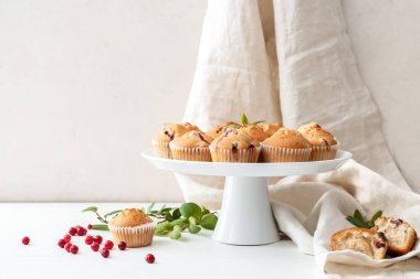 Lezzetli yaban mersinli çöreklerle ayakta durun.