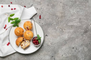 Arkaplanda lezzetli yaban mersinli kek tabağı.