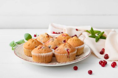 Hafif ahşap arka planda lezzetli yaban mersinli çörekler.