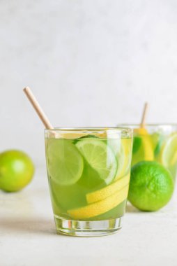 Açık arkaplanda yeşil limonatalı bardaklar.