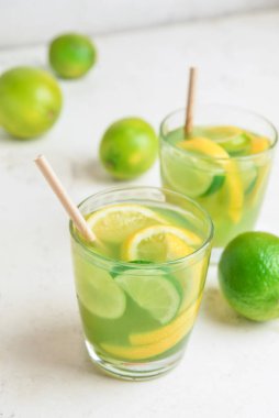 Açık arkaplanda yeşil limonatalı bardaklar.