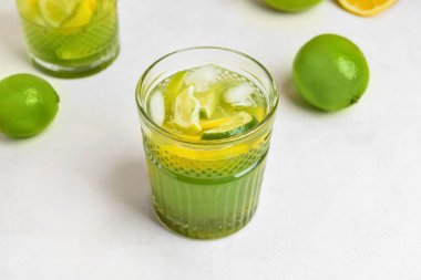 Hafif arka planda soğuk limonata.