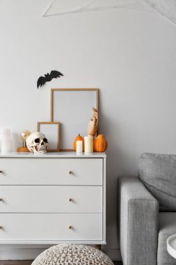 Işık duvarının yanındaki çekmecelerde cadılar bayramı süslemeleri olan boş çerçeveler.