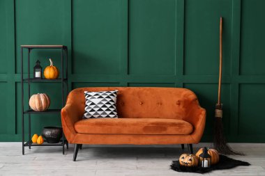 Kanepesi ve Cadılar Bayramı süslemeleri olan şık bir oda.