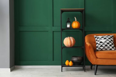 Kabaklı raflar ve yeşil duvarın yanındaki kanepe.