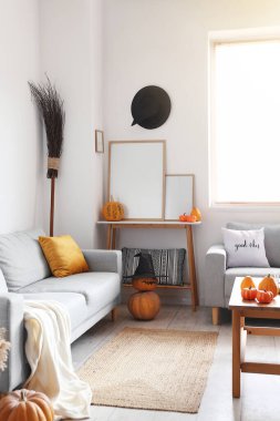 Cadılar Bayramı için dekore edilmiş şık bir oturma odası.