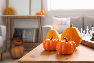 Odada taze balkabakları var.