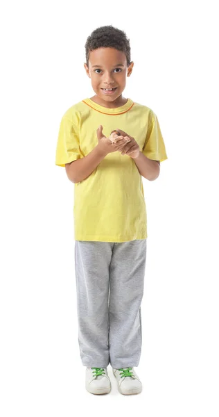 白い背景にカタツムリを持つ小さなアフリカ系アメリカ人の少年 — ストック写真