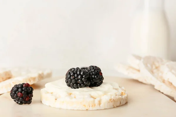 Puffed Rice Cracker Blackberry Light Background Closeup — Stock Photo, Image