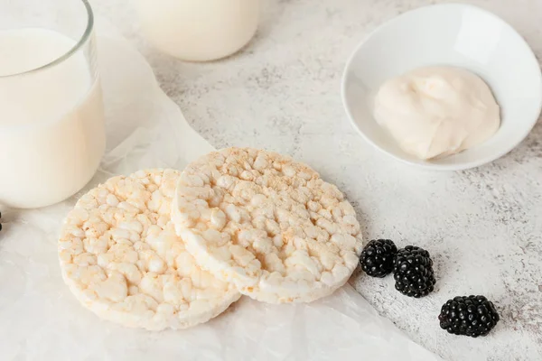 Puffed Rice Crackers Blackberry Sauce Light Background Closeup — Stock Photo, Image