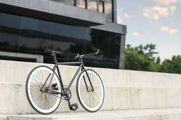 Bicicleta Moderna Estacionada Rua Cidade — Fotografia de Stock