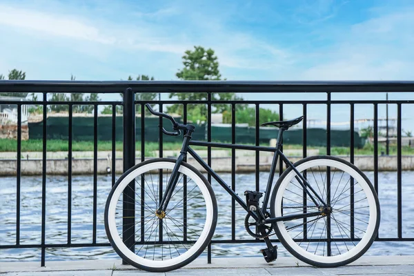 Bicicleta Moderna Estacionada Terraplén —  Fotos de Stock