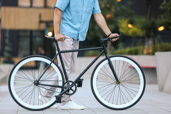 Hombre Con Bicicleta Calle Ciudad — Foto de Stock