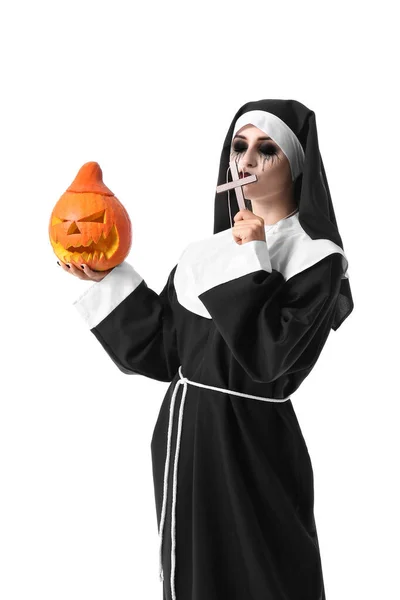Женщина Одетая Хэллоуин Монашка Тыквой Белом Фоне — стоковое фото