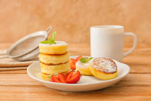 Plate Cottage Cheese Pancakes Strawberries Wooden Background — Stock Photo, Image