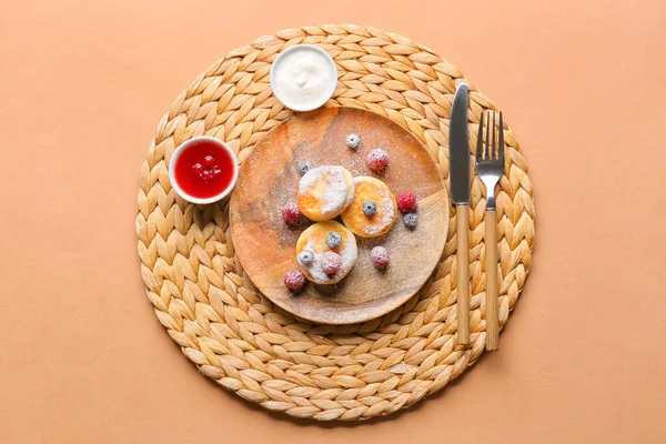 Тарелка Вкусными Оладьями Творога Ягодами Цветном Фоне — стоковое фото