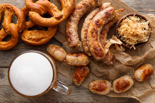 Tasse Bière Fraîche Planche Avec Saucisses Bavaroises Collations Sur Fond — Photo