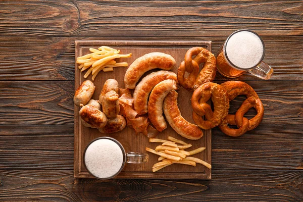 Mokken Koud Bier Bord Met Beierse Worstjes Snacks Houten Ondergrond — Stockfoto