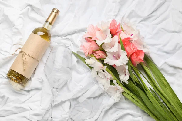 Великолепные Гладиолус Цветы Бутылка Вином Бокал Светлом Фоне Ткани — стоковое фото