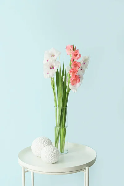 Vase Avec Fleurs Gladiolus Décor Sur Table Dans Chambre — Photo