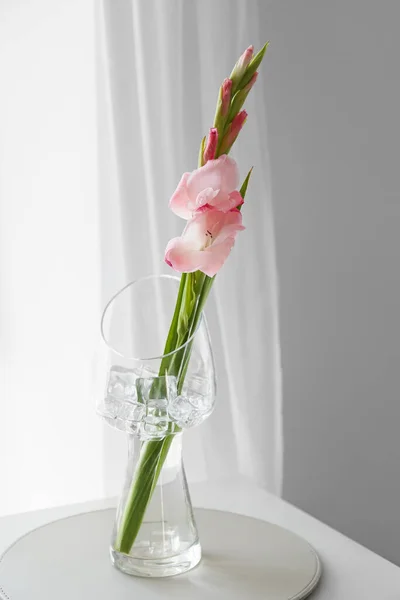 Vase Mit Gladiolenblumen Auf Dem Tisch Zimmer — Stockfoto
