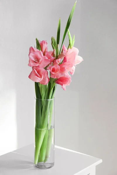 Vase Avec Des Fleurs Gladiolus Sur Table Dans Chambre — Photo
