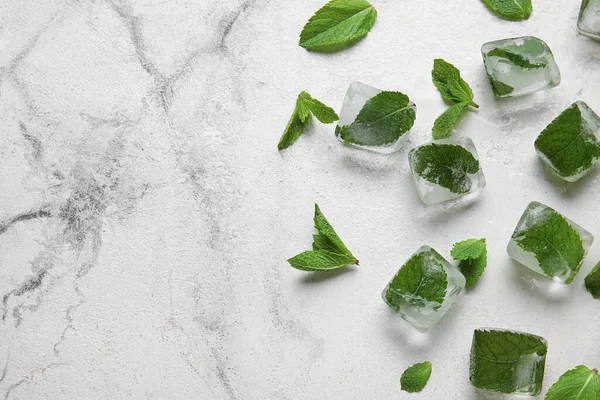 Ice Cubes Fresh Mint Leaves Light Background — Stock Photo, Image