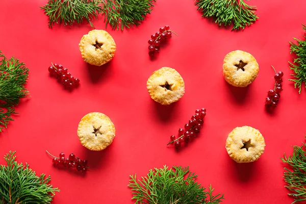 Christmas Mince Pies Cranberry Fir Branches Red Background — Stock Photo, Image