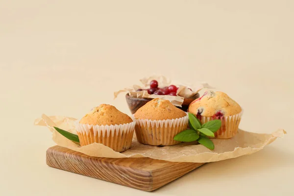 Tavola Legno Con Gustosi Muffin Mirtillo Sfondo Colore — Foto Stock