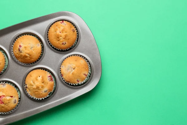 Bakken Tin Met Lekkere Cranberry Muffins Kleur Achtergrond Close — Stockfoto