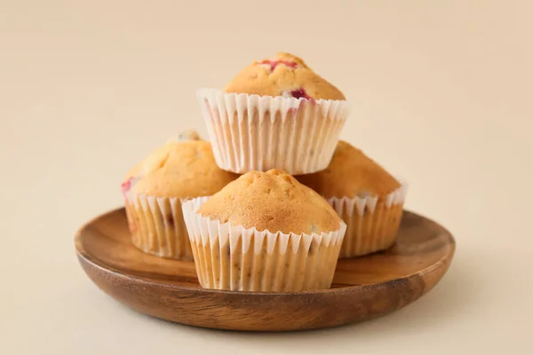 Piatto Con Gustosi Muffin Mirtillo Sfondo Colore — Foto Stock