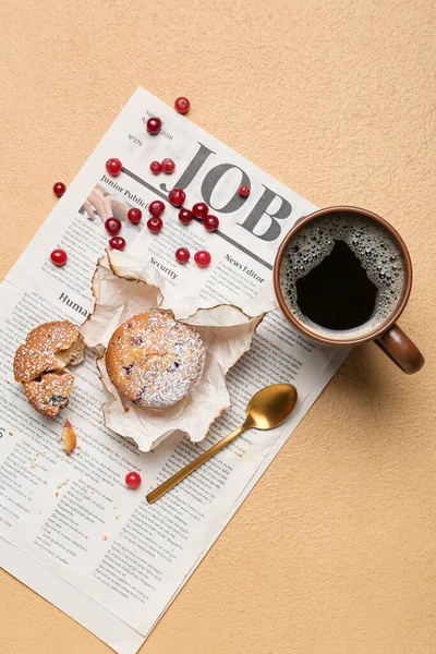 Muffins Cranberry Saborosos Jornal Xícara Café Fundo Cor — Fotografia de Stock