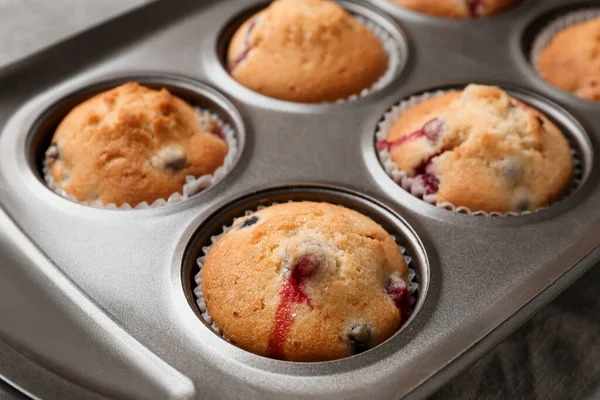 Backform Mit Leckeren Preiselbeermuffins Auf Dem Tisch Nahaufnahme — Stockfoto