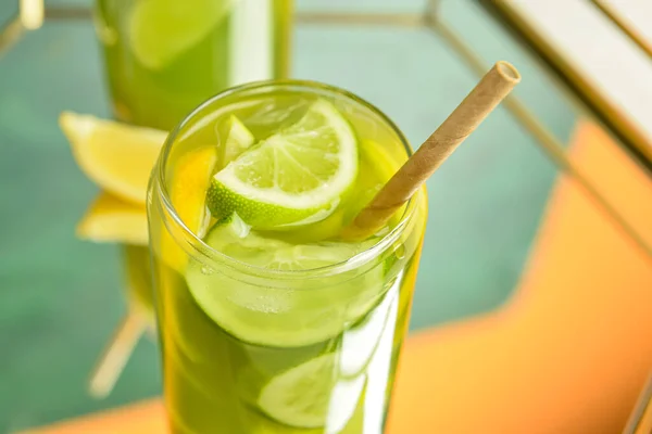 Bandeja Con Vasos Sabrosa Limonada Sobre Fondo Color — Foto de Stock