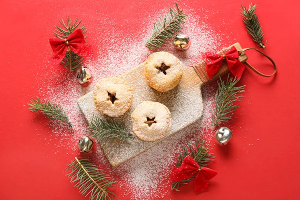 Board Tasty Mince Pies Christmas Decor Color Background — Stock Photo, Image