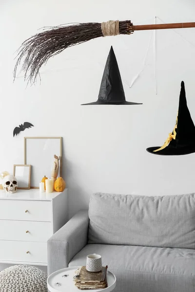 Innenraum Des Wohnzimmers Mit Kreativen Hexendekorationen Für Halloween — Stockfoto