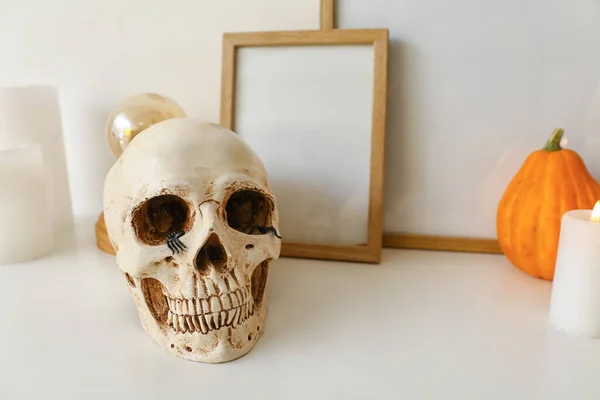Crâne Humain Avec Des Cadres Sur Étagère Près Mur Léger — Photo