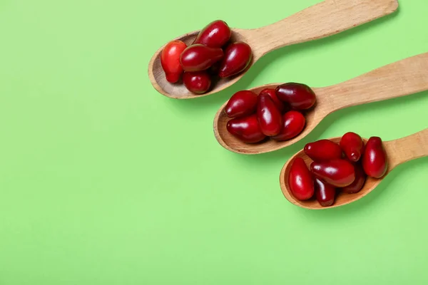 Colheres Com Bagas Dogwood Maduras Fundo Cor — Fotografia de Stock