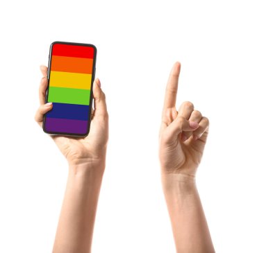 Beyaz arkaplanda cep telefonu ekranında LGBT bayrağı olan kadın eller