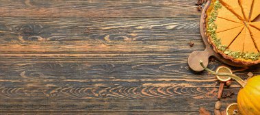 Ahşap zemin üzerinde lezzetli balkabağı turtası ve metin için yer var.