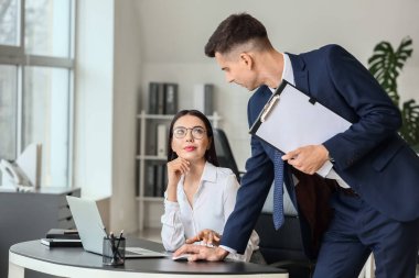 Ofiste patronunu baştan çıkaran genç ve güzel bir sekreter. Taciz kavramı