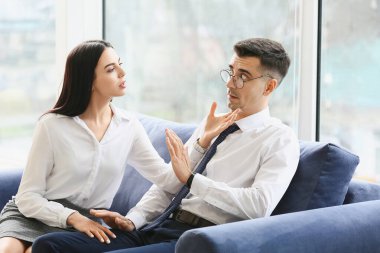 Ofiste patronunu baştan çıkaran genç ve güzel bir sekreter. Taciz kavramı