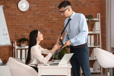 Ofiste patronunu baştan çıkaran genç ve güzel bir sekreter. Taciz kavramı