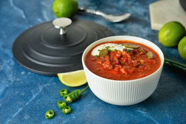 Lezzetli biberli makarna ve limonlu kase.