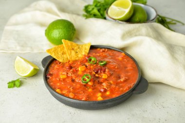 Lezzetli biberli kızartma tavası, cips ve limon.