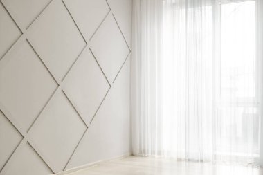 Boş ışık odasında beyaz perdeler